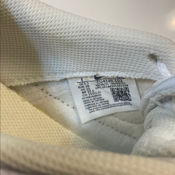 Nike White and Black Casual Shoes - Picture 6 of 6